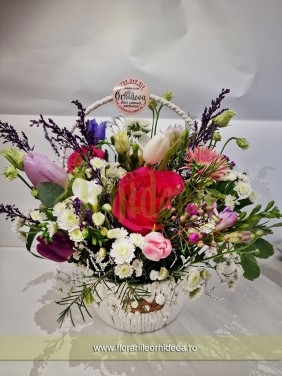 Cos cu flori de primavara