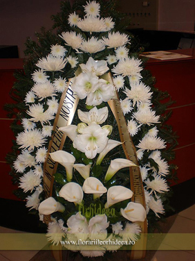 Coroana din crizanteme albe, cale albe si amrillis alb