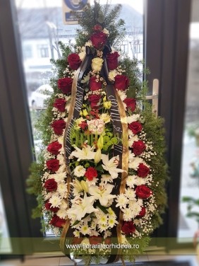 Coroana funerara cu trandafiri albi si rosii, crizanteme si crini albi